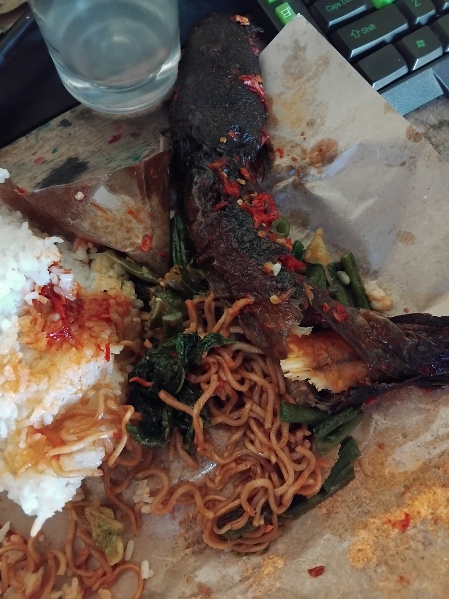 gitungapa's tweet image. laper banget, tapi gak qolu lelenya gede banget 😭😭