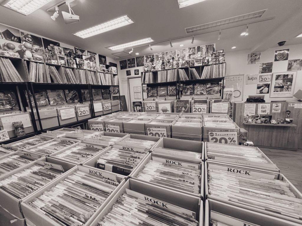 MLhiranoseiya's tweet photo. 大須のレコード専門店を覗いてきました！
若い20代のお客様が多く、
音楽のトレンドを肌で感じます。

実は5年前、
この大須店で採用面接をしていたことも。

変わり続ける日常…
我々もも変化・成長中！！
@monoloop_oosu

#monoloop #モノ・ループ
#いいものつなぐ #採用 #大須 #レコード https://t.co/cpATlUQGxd