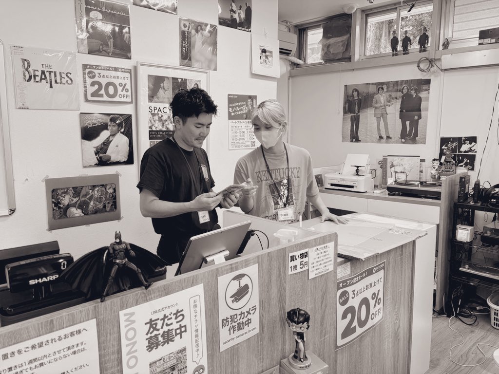 MLhiranoseiya's tweet photo. 大須のレコード専門店を覗いてきました！
若い20代のお客様が多く、
音楽のトレンドを肌で感じます。

実は5年前、
この大須店で採用面接をしていたことも。

変わり続ける日常…
我々もも変化・成長中！！
@monoloop_oosu

#monoloop #モノ・ループ
#いいものつなぐ #採用 #大須 #レコード https://t.co/cpATlUQGxd