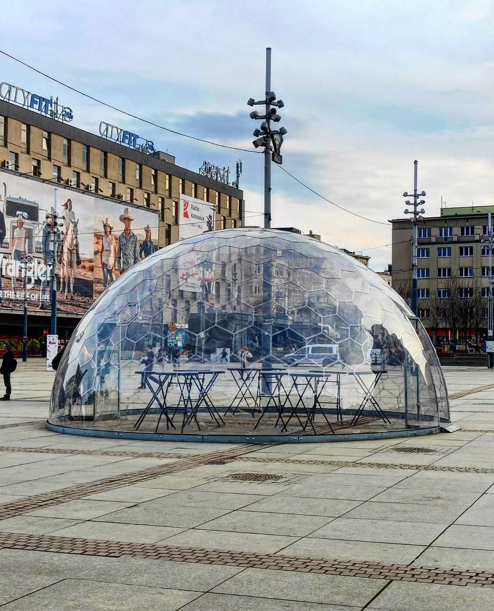 Le dôme aux hexagones...
Rynek, Katowice 🇵🇱
10 mars 2025
#mathsartist #mathpics #maths #geometrie #geometry #katowice #pologne #poland #hexagone #sphere #dome #hexagons #streetphoto #streetphotography
🔶 RV sur Instagram:
📸🖍️MATHS_ARTIST✏️🎨instagram.com/maths_artist?u…