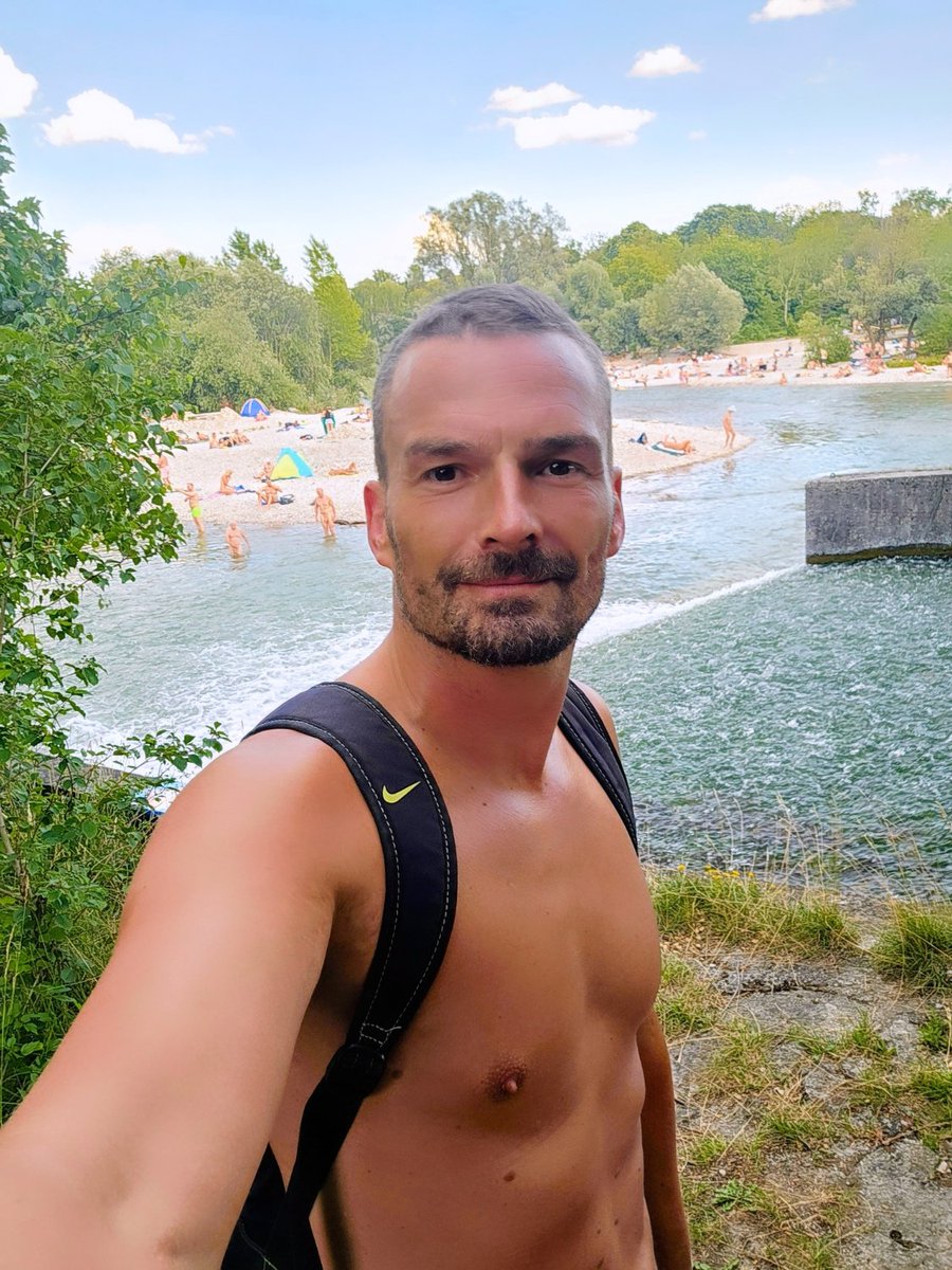 Auf geht's an den Flaucher! Bei dem Wetter ist das das Beste, was man machen kann. Was treibst du so bei dem geilen Wetter? ☀️😎 #Sommer #Wetter #Freizeit #gay