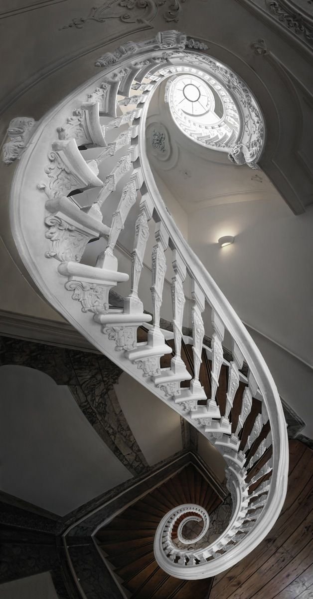 xmuse_'s tweet image. Lines, curves, and light reshape our sense of space and movement.

ph: Silvio Zangarini as part of his ‘Vertical Shift’ series. 📍Herengracht 168, Amsterdam 🇳🇱