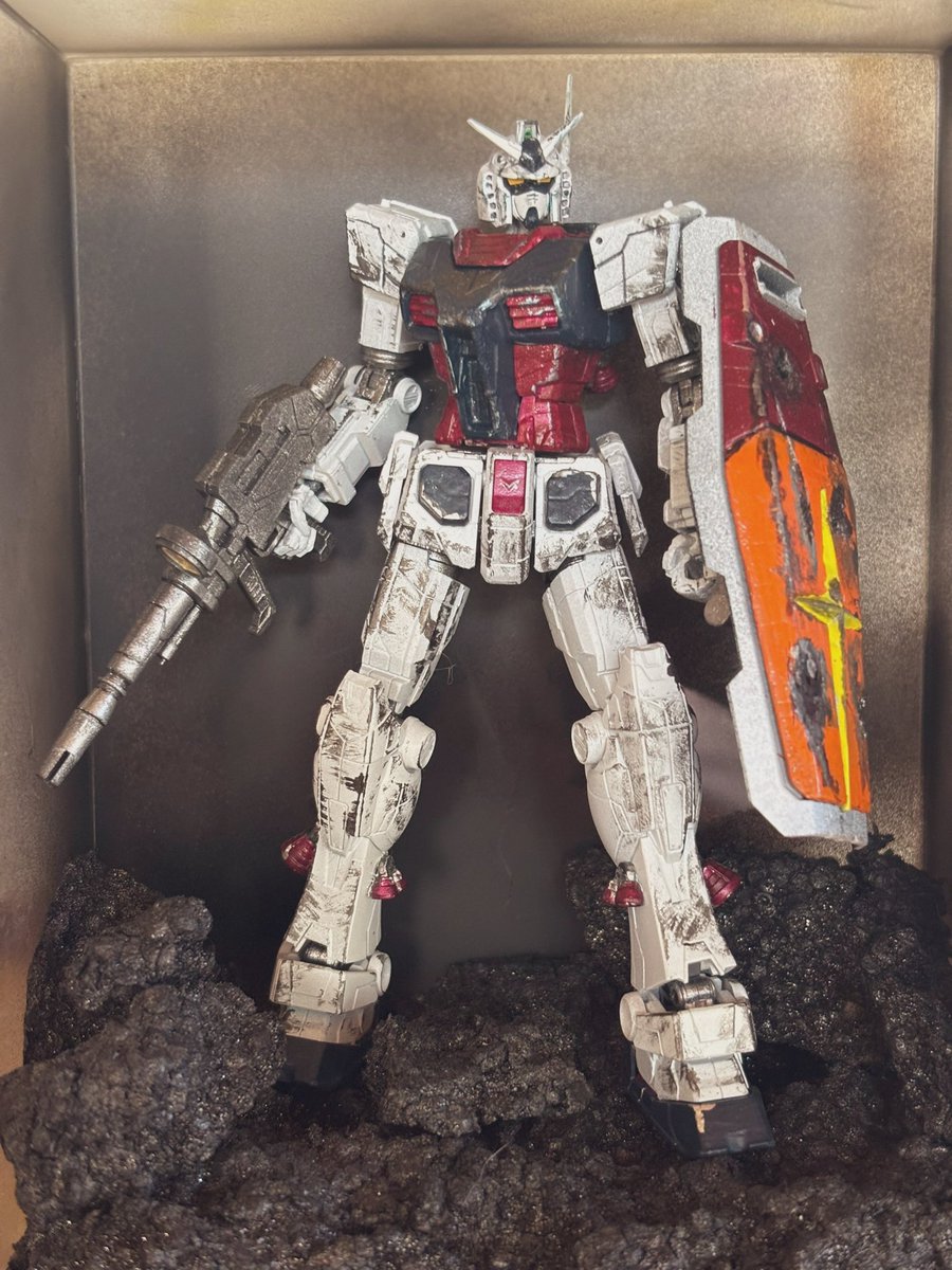 YYamamoto1201's tweet photo. 久しぶりにガンプラ作った！
万博ガンダムの体系がサンドーボルト版ガンダムにしか見えなかったからサンダーボルト版カラーに塗ってみた！✒️
ついでに頭にはアンテナ,両足にバーニア増設！アンテナはランナー破片から削って作った💦
#ガンプラ #ガンプラ初心者 #ガンダム #万博 #ガンプラは自由だ https://t.co/vOopCJyiya