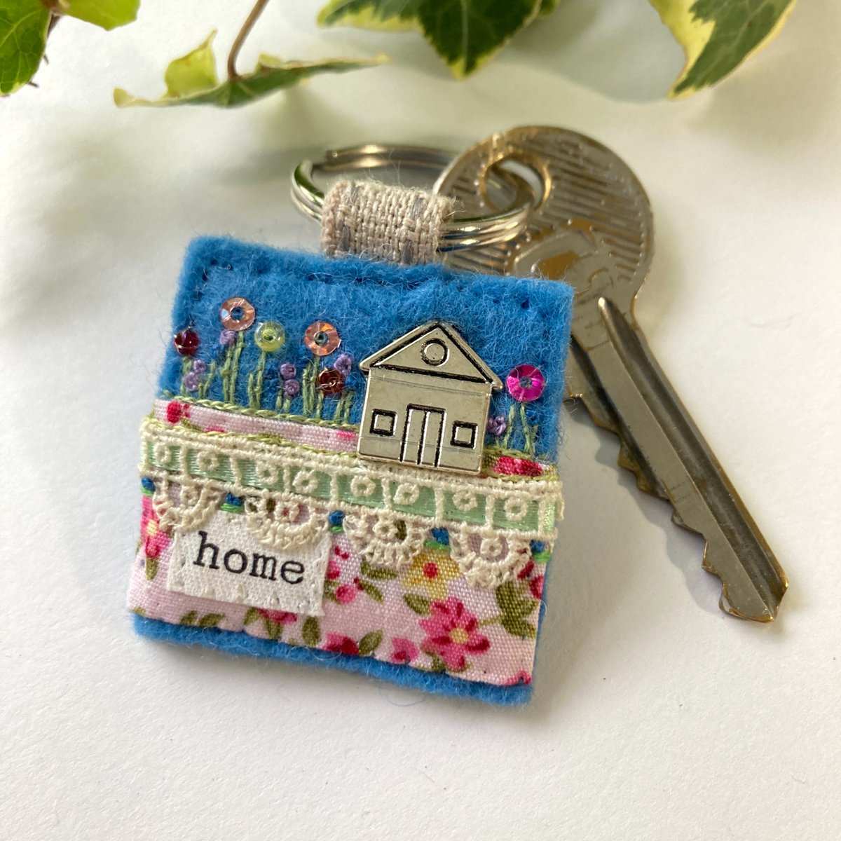 #UKGiftAM
Hand sewn house themed keyring in a gorgeous blue felt with pink floral fabric, vintage lace, stitching and tiny embellishments.
Ideal for keeping special keys safe and sound.
elliestreasures.square.site/product/house-…

#UKGiftHour #shopindie #housewarming #newhomegift