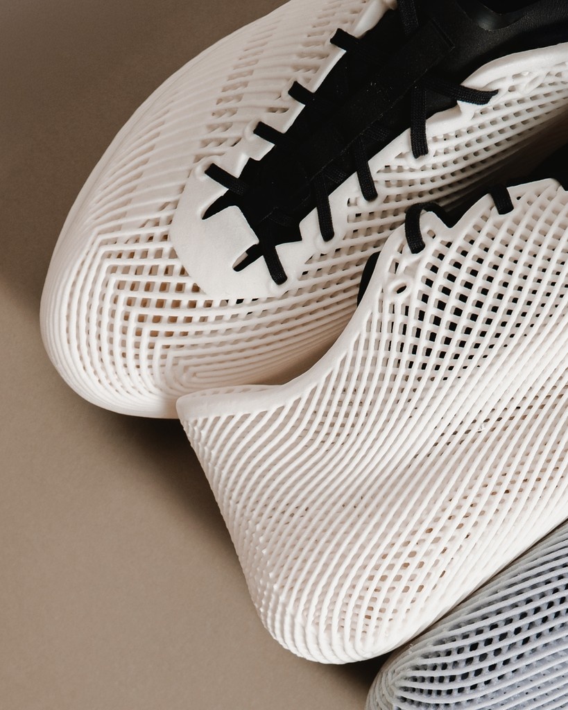 AFEWSTORE's tweet image. SHOP LINK ➡️ l8r.it/ChOf

Inspired by architectural grids, built for all-day breathability. The adidas CLIMACOOL Laced wraps your foot in 360° airflow and effortless comfort — no distractions, just performance.

#CLIMACOOL #adidasOriginals #StayCool #StreetStyle