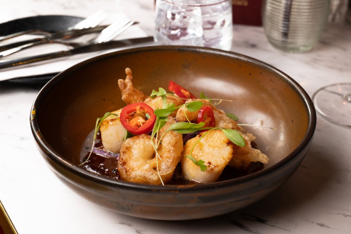 Crispy tempura prawns and juicy seared scallops on a fresh Asian slaw, topped off with sweet chilli jam for a tasty kick👌

#starter #boltonfoodies #cherrytreeblackrod