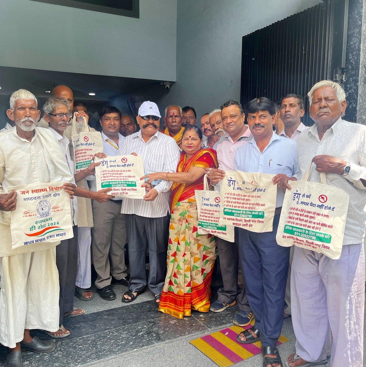 ChoudharyBalra4's tweet image. मलेरिया डिपार्टमेंट के साथ मिलकर डेंगू अवेयरनेस प्रोग्राम किया और लोगों को जागरूक किया ,  डेंगू के मच्छर से बचाव कैसे किया जाए और डेंगू के मच्छर को पैदा होने से कैसे रोका जा सके ।

#mcd #dengueawareness #governmentprograms #health #choudharybalraj