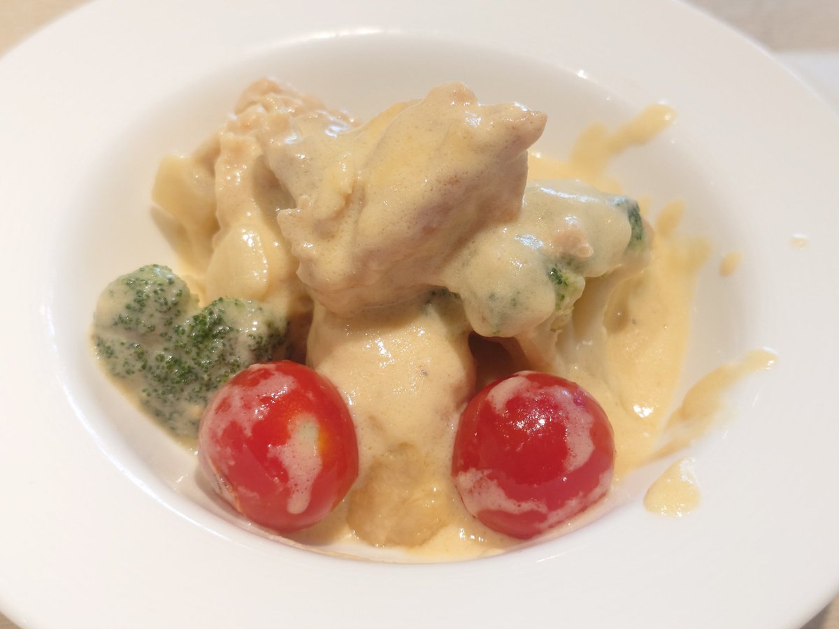 tdrblognote's tweet image. 鶏もも肉のクリームコーンシチュー　チェダーチーズ風味

北海道産牛のブルギニョン　赤ワイン煮込み