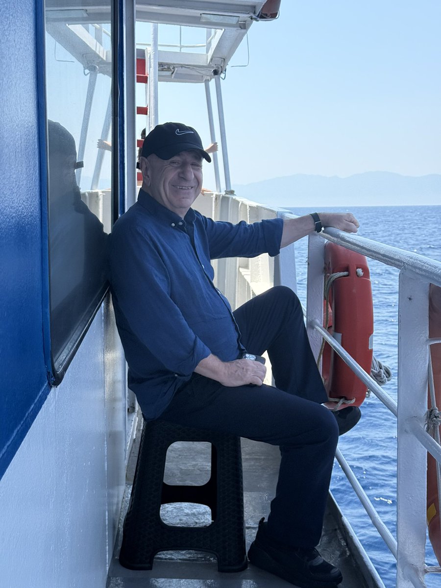 Fatih Doğmuş (@fatihdogmus) on Twitter photo Bodrum Datça Feribotunda Seyahat halindeyken Güvertede denk geldim.
Altına tabure çekmiş, Koruması yok.
Halkın içinde Çok Mütevazi bir Adam <a href="/umitozdag/">Ümit Özdağ</a> İşte Siyasette aradığım samimiyet budur. Bodrum Datça Feribotunda Seyahat halindeyken Güvertede denk geldim.
Altına tabure çekmiş, Koruması yok.
Halkın içinde Çok Mütevazi bir Adam <a href="/umitozdag/">Ümit Özdağ</a> İşte Siyasette aradığım samimiyet budur.
