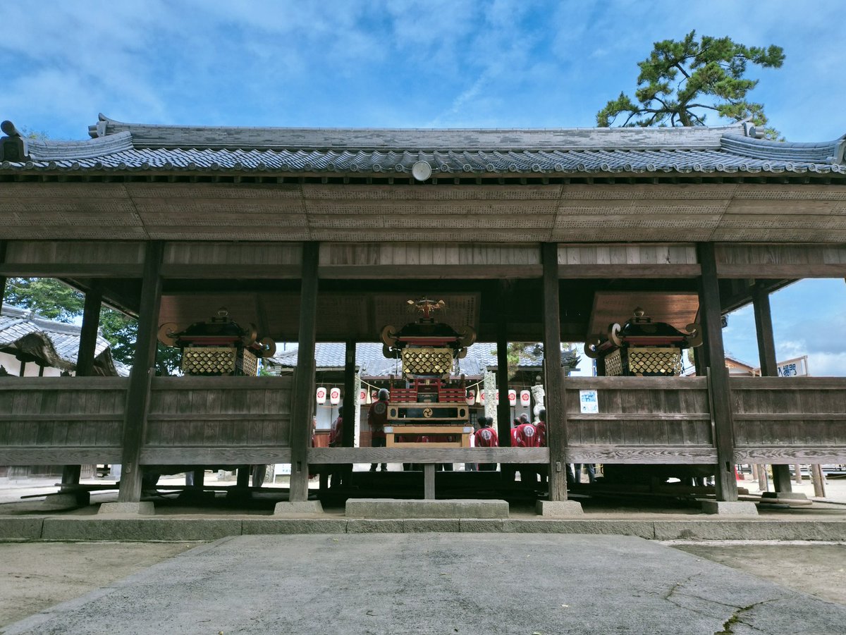 本日は、福山市新市町戸手にあります素戔嗚神社の例祭のお手伝いに来ております⛩️
茅の輪神事発祥の神社であり、例祭（祇園祭）けんか神輿は多くの参拝者で賑わいます。
暑くても多くの神輿の担ぎ手さんがいらっしゃってます😆
毎年思いますが氏子さん（地元の方）の熱気が伝わってくるお祭りです🔥