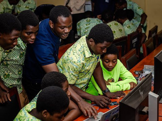AcesKnust's tweet image. ๐A visit to Asanteman SHS - 3rd Session
The Arduino team led the students through hands-on projects.
Students were allowed to do the connections themselves with guidance from their supervisors.
It was impacted ๐ฅ๐ฅ๐ฅ