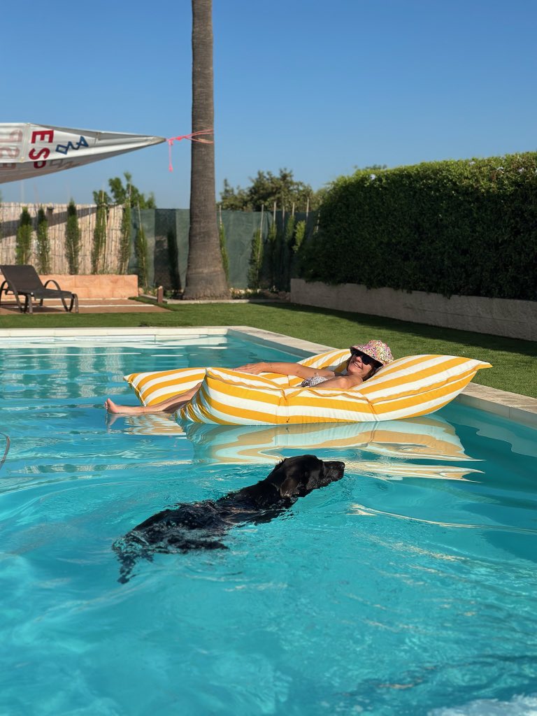 DazInma's tweet image. Aquí estoy, rodeada de naturaleza, con el murmullo del agua y el alma tranquila, como proponía Fray Luis en su “Oda a la vida retirada”. Y además con el plus moderno: mi perrita nadadora que probablemente no tiene nada que envidiarle a las ninfas del Renacimiento.