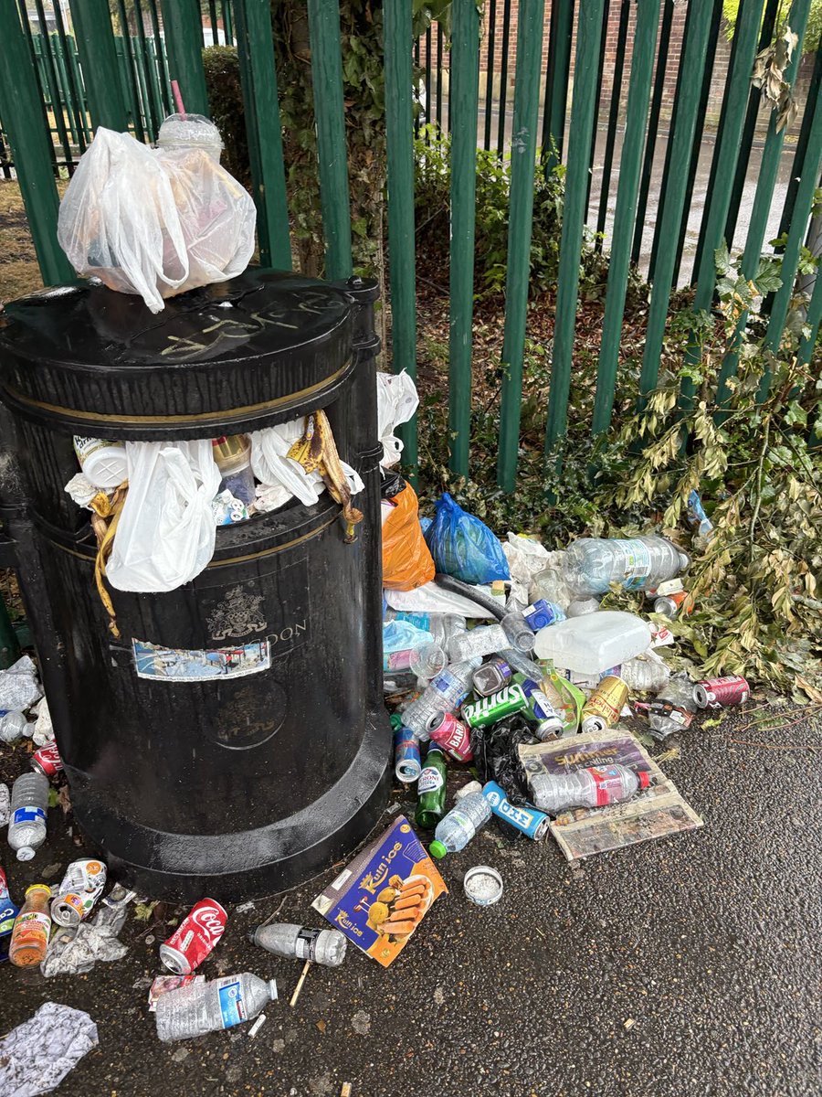 johnmcdonnellMP's tweet image. Bins overflowing in Hayes. These 2 are top of Church Road/Uxbridge Road & outside Hayes station.Reporting to council for action. Let’s try get on top of this mounting problem. Thank you to the council workers who are working hard to tackle this growing problem @Hillingdon
