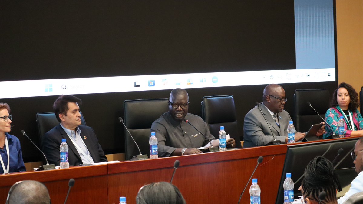 AfricaCDC's tweet image. This week, @AfricaCDC convened 19 @_AfricanUnion Member States & global partners (@WHO, @Gavi, @UNICEF, @GIZ_gmbh, @EU_HERA, @CEPIvaccines) to review #mpox vaccine rollout.
Together, they reviewed progress, shared lessons, and agreed on next steps to scale up vaccine access,…