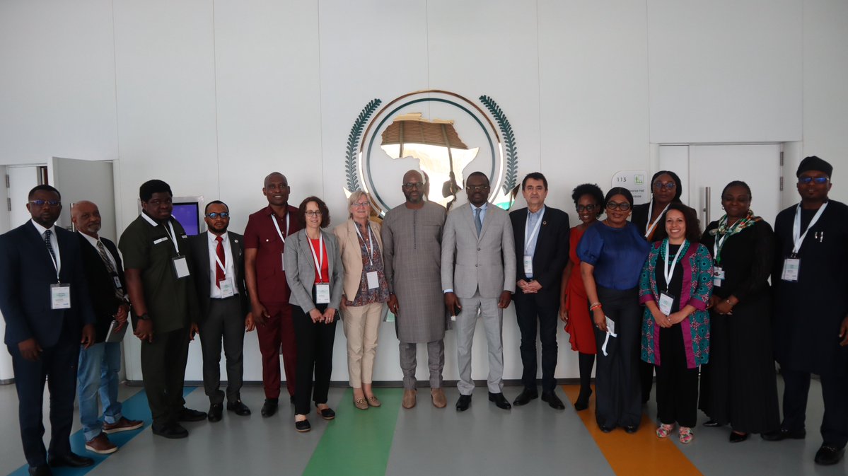 AfricaCDC's tweet image. This week, @AfricaCDC convened 19 @_AfricanUnion Member States & global partners (@WHO, @Gavi, @UNICEF, @GIZ_gmbh, @EU_HERA, @CEPIvaccines) to review #mpox vaccine rollout.
Together, they reviewed progress, shared lessons, and agreed on next steps to scale up vaccine access,…