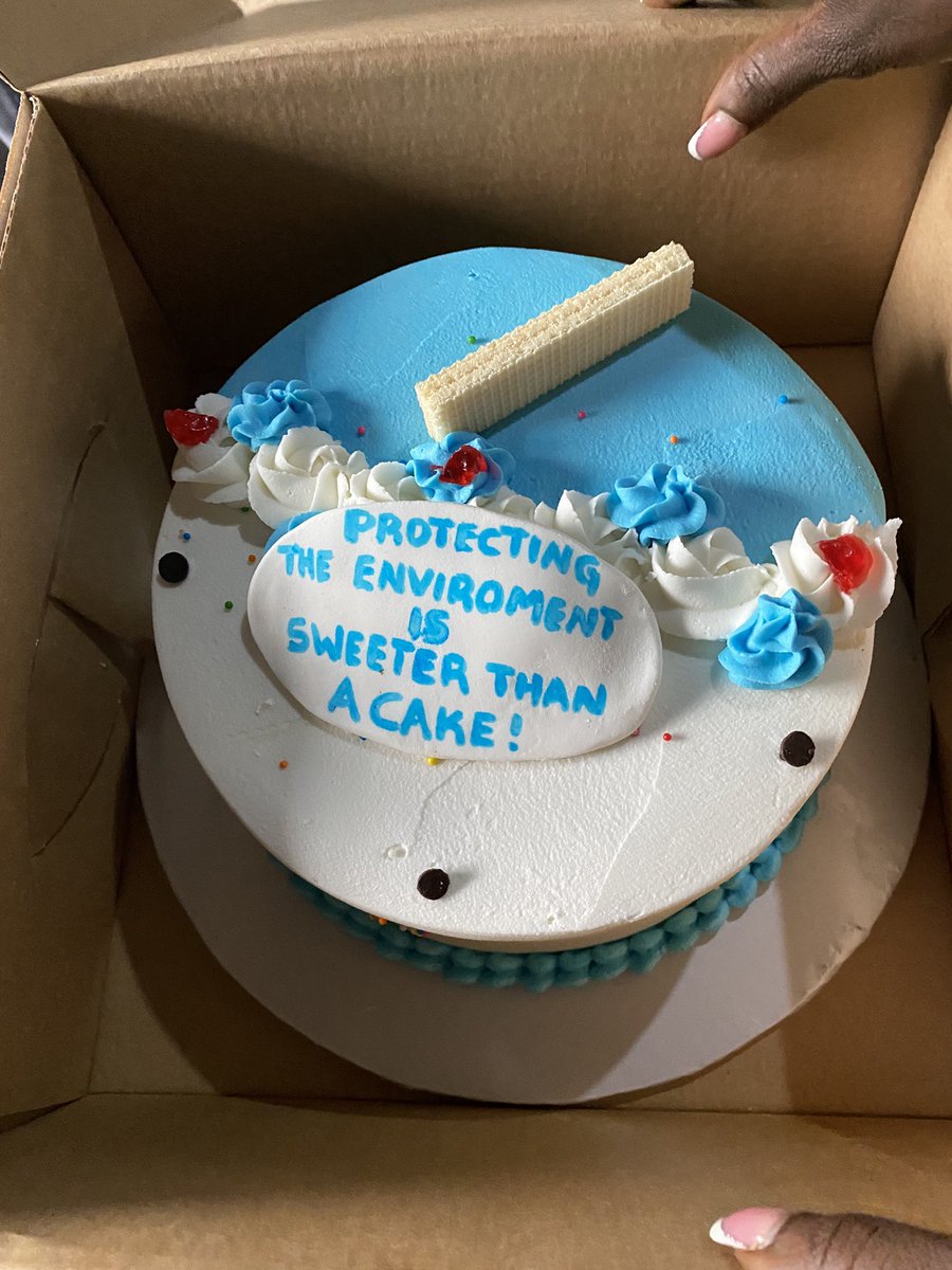 reginanamugerw2's tweet image. I marked #MandelaDay2025 with a green campaign at Oxford P/S Nabweru alongside fellow Climate Justice Advocates.We shared, planted trees and cut cake to celebrate #greengiving.
The campaign was dubbed “Doing Green Good Everyday!”
Gratitude to all that made it possible.💚