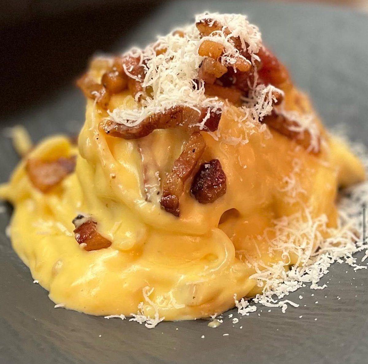 andresmadrigalg's tweet image. Mi pasta casi a la carbonara.
250g de tu pasta seca alargada favorita
100g de guanciale o papada ahumado
120g de champiñones blancos
100g de queso pecorino romano rallado
50g de queso Parmesano rallado
5 yemas de huevo
3/4 dientes de ajo machacados
Sal fina
5g de pimienta…