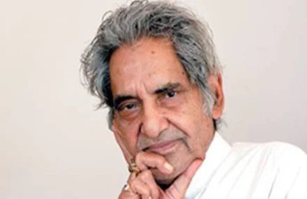 NeerajGupta20's tweet image. …. पात-पात झड़ गए कि शाख-शाख जल गई
चाह तो निकल सकी न, पर उमर निकल गई
गीत अश्क बन गए
छंद हो दफ्न गए
साथ के सभी दिए, धुआं-धुआं पहन गए
और हम झुके-झुके
मोड़ पर रुके-रुके
उम्र के चढ़ाव का उतार देखते रहे
कारवां गुजर गया, गुबार देखते रहे…
#पुण्यतिथि #गोपालदास_नीरज 🙏