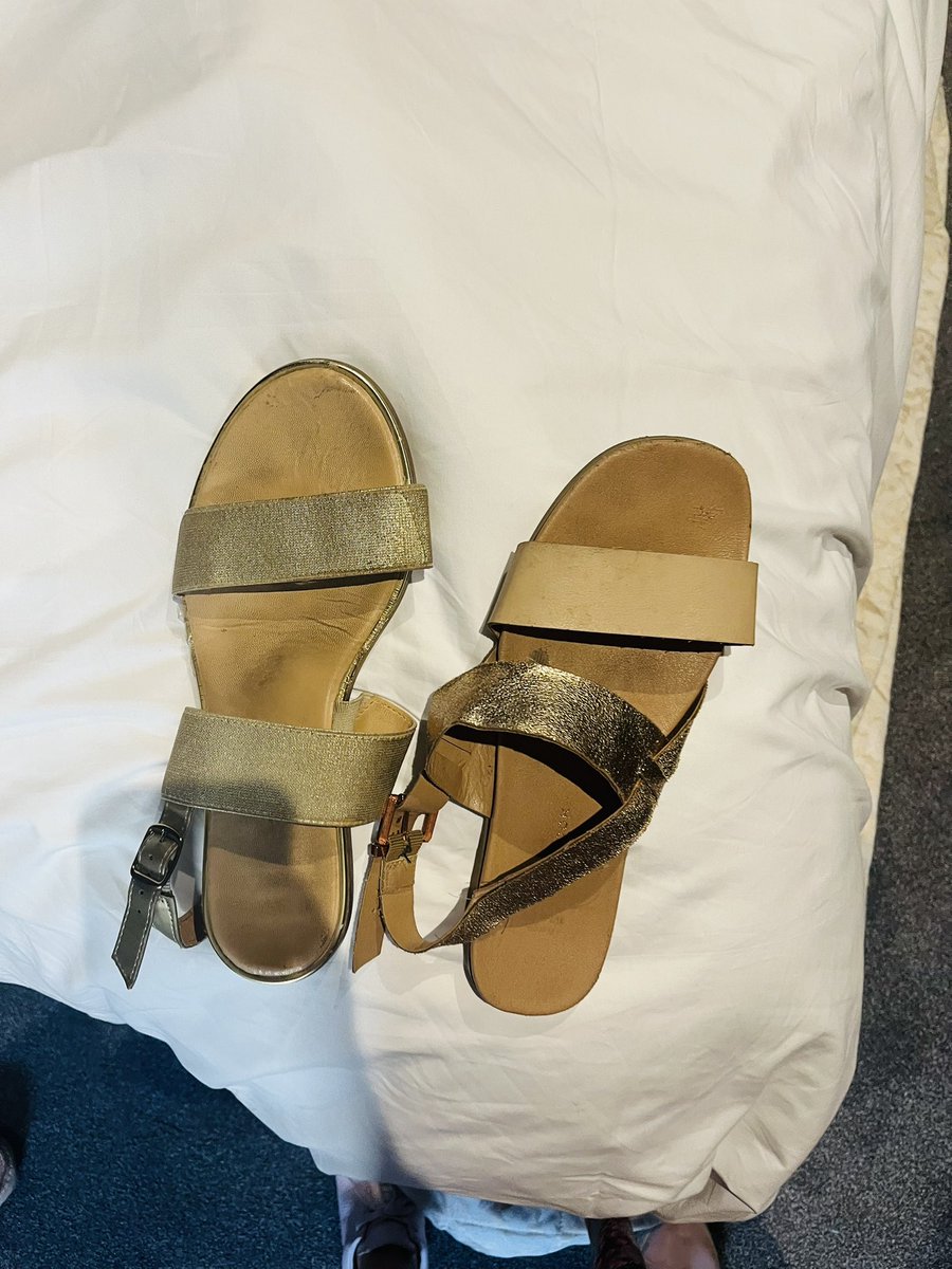HelenCooper85's tweet image. Packing fail for #Harrogate. These are clearly not a pair 🤦♀️
