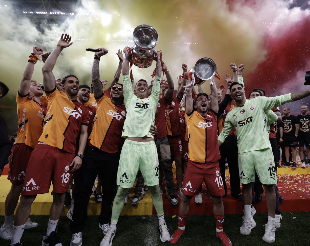 Galatasaray SK (@galatasaraysk) on Twitter photo 📅 TARİHTE BUGÜN | 19.07.2011
🦁 Galatasaray formasıyla 19 kupa kazanan unutulmaz kaptanımız <a href="/1_Muslera_25/">Fernando Muslera</a>, kulübümüze ilk imzasını attı. 📅 TARİHTE BUGÜN | 19.07.2011
🦁 Galatasaray formasıyla 19 kupa kazanan unutulmaz kaptanımız <a href="/1_Muslera_25/">Fernando Muslera</a>, kulübümüze ilk imzasını attı.