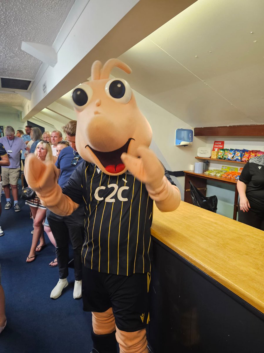 shrimp_sammy's tweet image. Last night I attended the book launch with SUEPA & shrimpers trust. I also explained to king kev im available and ready when needed.
I signed a few autographs too 💙 🍤
Today im of to beach clean & fly a kite