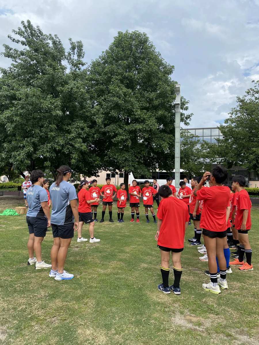 JapanRugbyMinna's tweet image. #太陽生命ラグビー1dayスクール では
"元日本代表選手"から直接指導を受けられるのもポイント☝️
本日のコーチは
元男子セブンズ日本代表 #築城昌拓 さん
元女子セブンズ日本代表 #藪内あゆみ さんです🔥🔥
#みんなでラグビー #福岡ラグビー