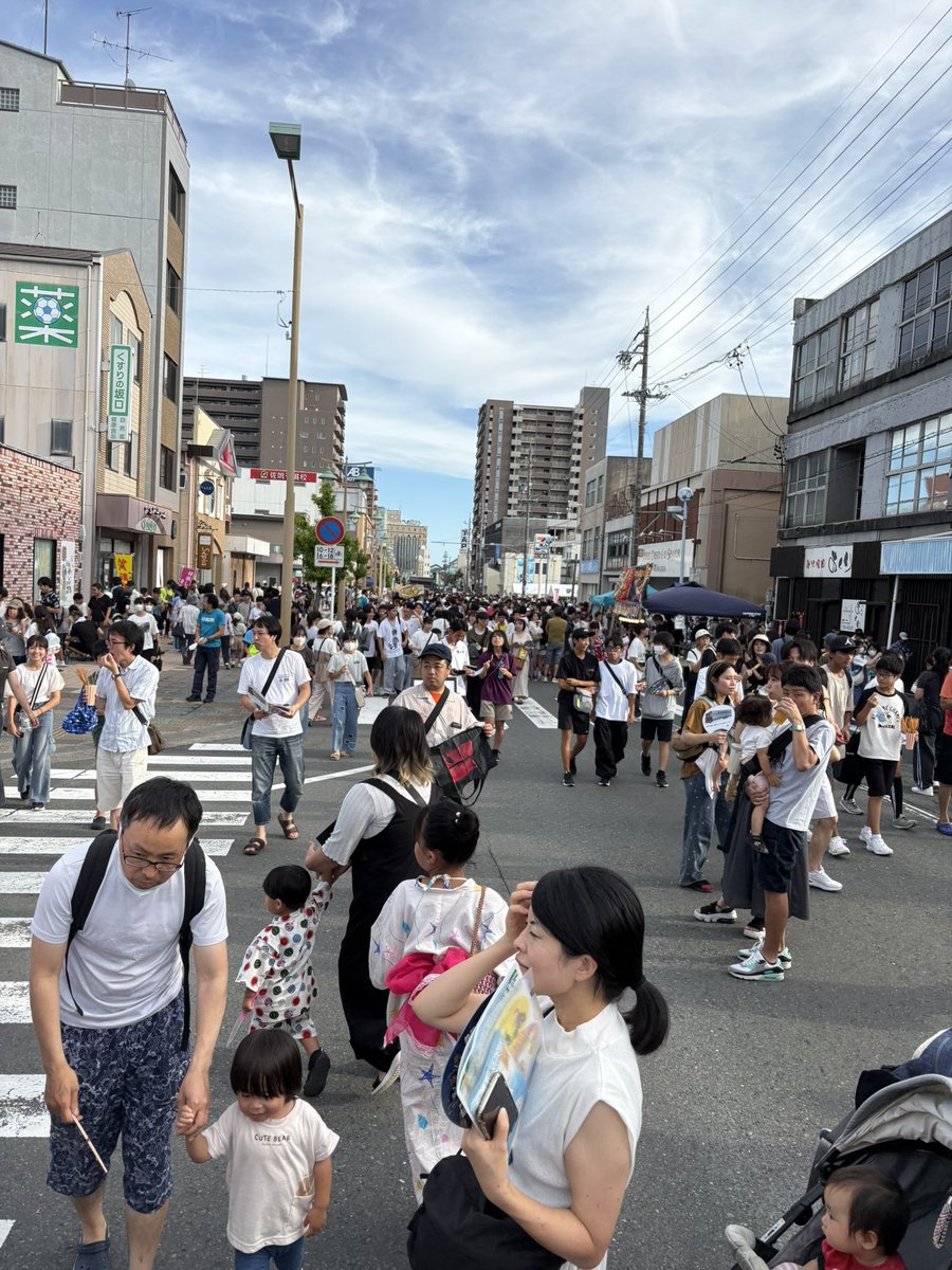 kawaji_scratch's tweet image. いわた夏祭りに遭遇。道路封鎖して楽しそう