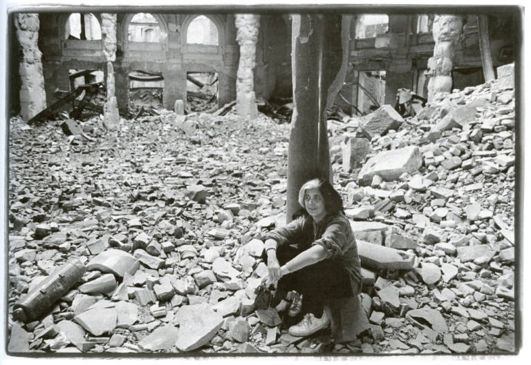 Albaeditorial's tweet image. 19 de julio de 1993. Susan Sontag llega a Sarajevo para dirigir «Esperando a Godot» de Samuel Beckett. La obra se llevó a escena sin tener siquiera electricidad, sin un vestuario digno de ese nombre y con un decorado de lonas de plástico de Naciones Unidas.