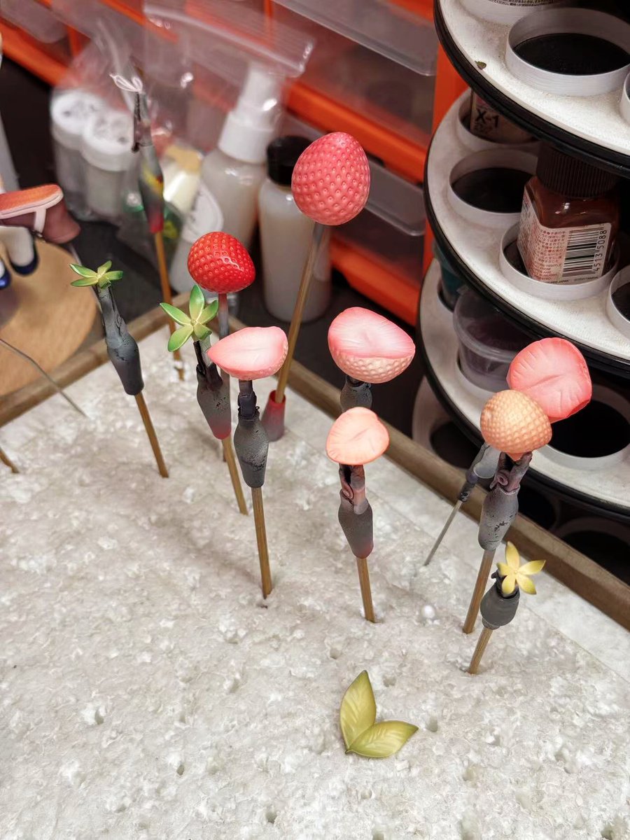 Momo_Studio1's tweet image. いろいろな品種や熟度の異なるいちごを組み合わせて、より鮮やかに見えるよう工夫しました!🍓
あとはいちごの種をはめ込む作業だけです!🥹