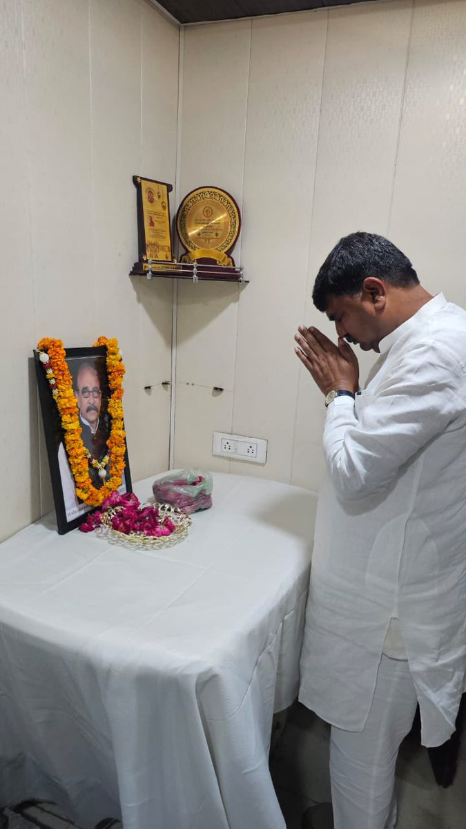 idharampalsingh's tweet image. आज जनपद बरेली में नगर निगम पार्षद श्री आरेन्द्र अरोरा जी के निधन के पश्चात उनके निज निवास पहुँचकर उनके छायाचित्र पर पुष्प अर्पित कर उन्हें नमन किया तथा शोक संतप्त परिजनों को संवेदनाएं व्यक्त की।
ईश्वर दिवंगत पुण्यात्मा को अपने श्रीचरणों में स्थान दे I