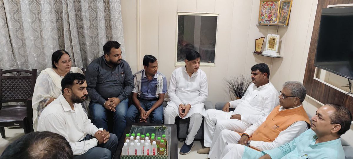idharampalsingh's tweet image. आज जनपद बरेली में नगर निगम पार्षद श्री आरेन्द्र अरोरा जी के निधन के पश्चात उनके निज निवास पहुँचकर उनके छायाचित्र पर पुष्प अर्पित कर उन्हें नमन किया तथा शोक संतप्त परिजनों को संवेदनाएं व्यक्त की।
ईश्वर दिवंगत पुण्यात्मा को अपने श्रीचरणों में स्थान दे I