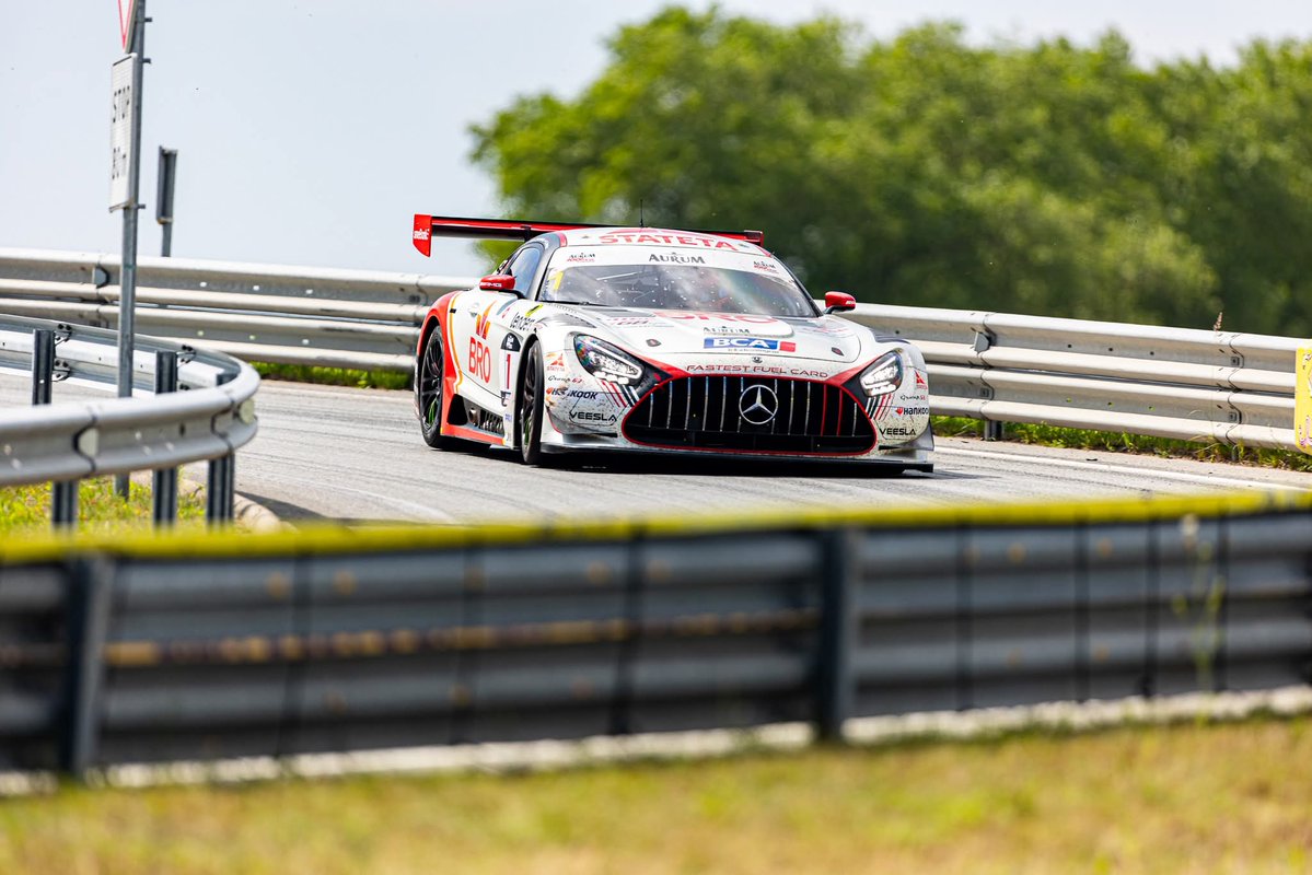 TheWorldofGT3's tweet image. These two are in the same race....welcome to the Aurum 1006km!