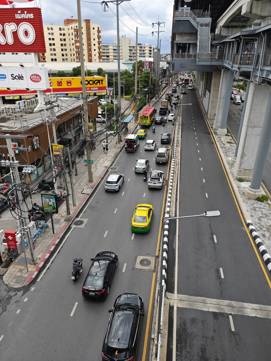 Jeffgoblem's tweet photo. @js100radio 15:13 ถนนลาดพร้าวขาเข้า บริเวณหน้าแม็คโครรถมากทุกช่องทางกลับกันขาออกรถมากไปได้ตามสัญญาณไฟจราจร https://t.co/3VqUnqxBjr