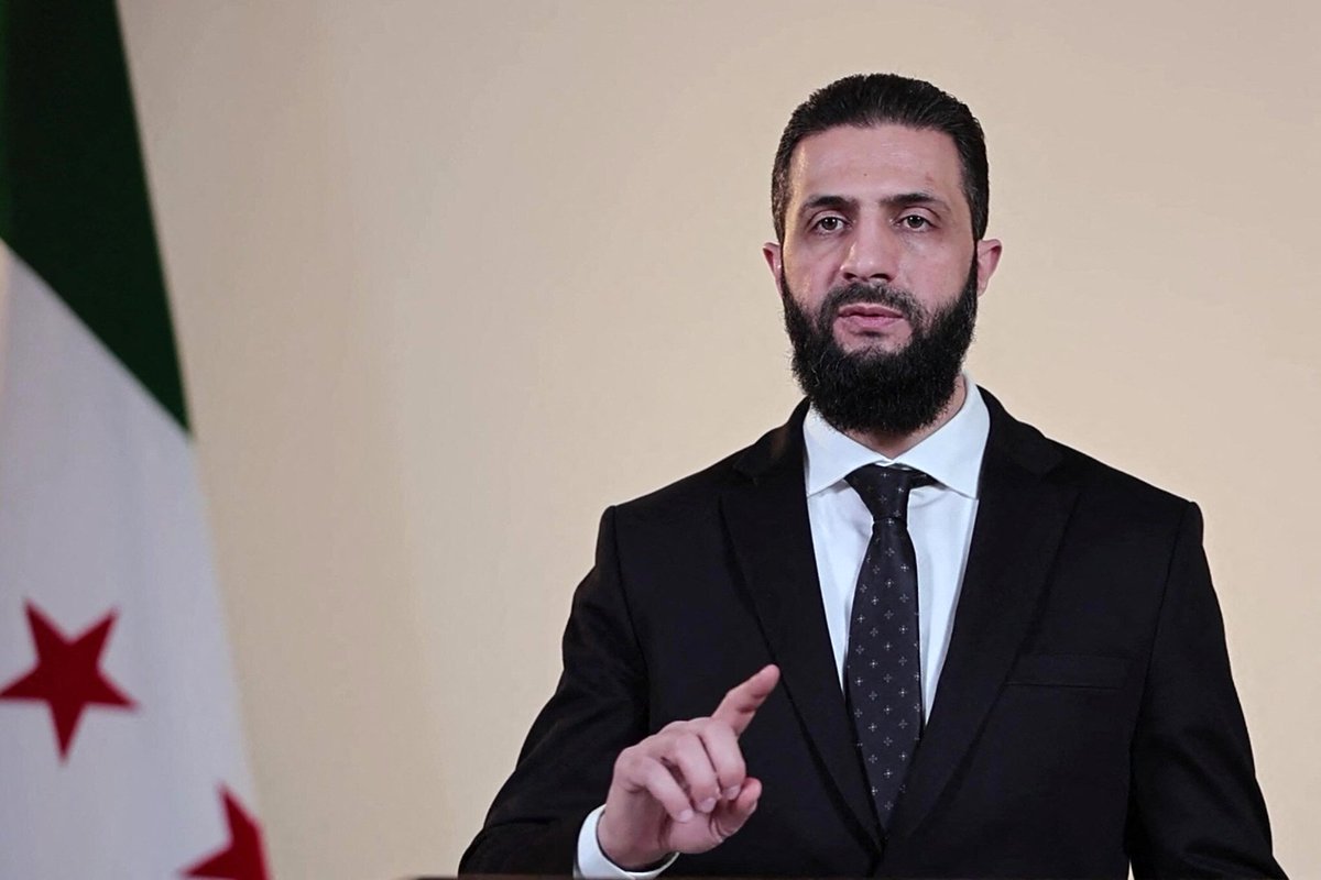 🔴  شامی صدر احمد الشرح:

▪️ ہمیں بین الاقوامی دعوتیں موصول ہوئی ہیں کہ وہ سویدا میں جاری حالات میں مداخلت کریں اور ملک میں سلامتی بحال کریں، لیکن ہمارا مقصد ملک میں دوبارہ جنگ کو دعوت دینا نہیں۔  
▪️ اسرائیلی مداخلت نے جنوبی علاقوں اور دمشق پر واضح بمباری کے بعد سویدا میں کشیدگی