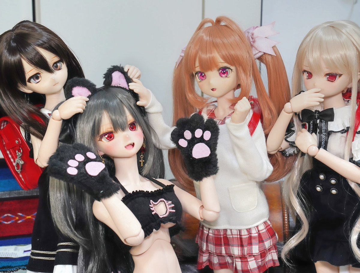 itterevo's tweet image. 「澄河ちゃん達が言ってた通学路にいる黒猫ちゃんね、人懐っこくて可愛いわ〜✨」
「お耳もふもふ…」
「にゃんにゃ〜ん💞」
(まさかこの2人も黒猫の正体が分からないっていうの…!?)