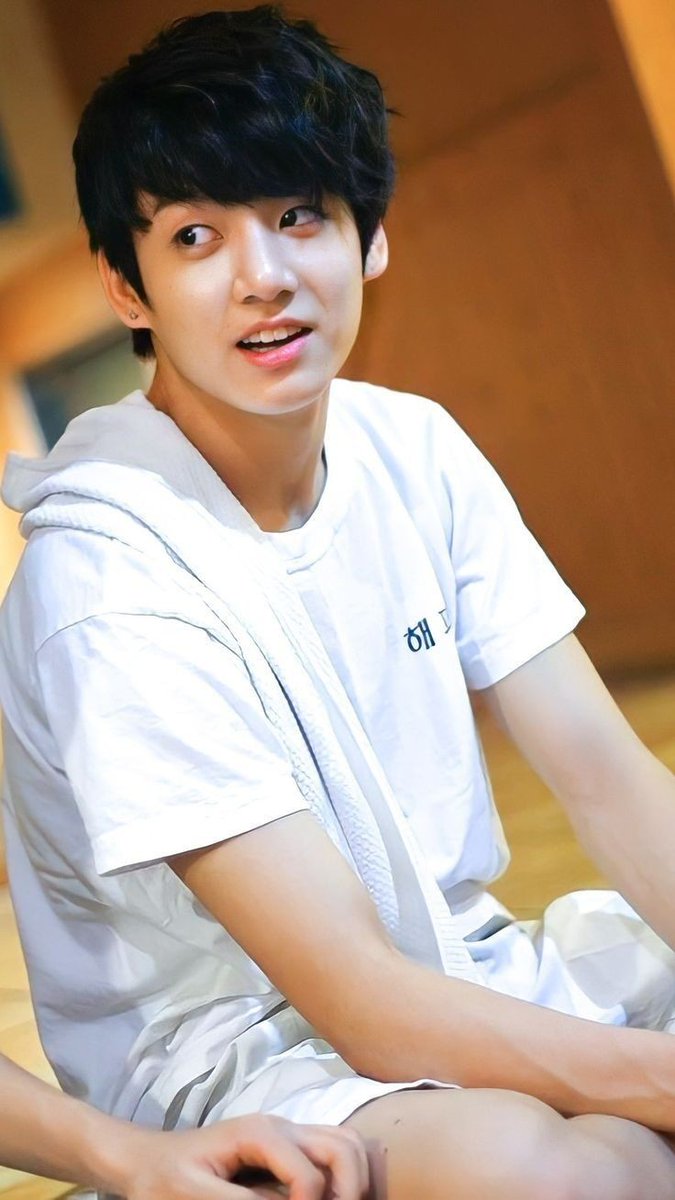 Jungkook once went to the US to learn dance in July–August 2012. After he came back to Korea, he wrote a blog sharing his journey and life there, and posted it in Feb 2013. 
Here’s the thread of his diary!

Note: He was just 14 at the time.