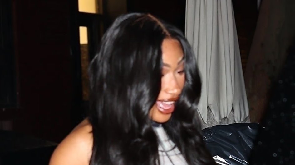 Rapper Megan Thee Stallion and NBA star Klay Thompson just went public with their romance, spotted enjoying a cozy dinner date in NYC holding hands!  dailymail.co.uk/tvshowbiz/arti…