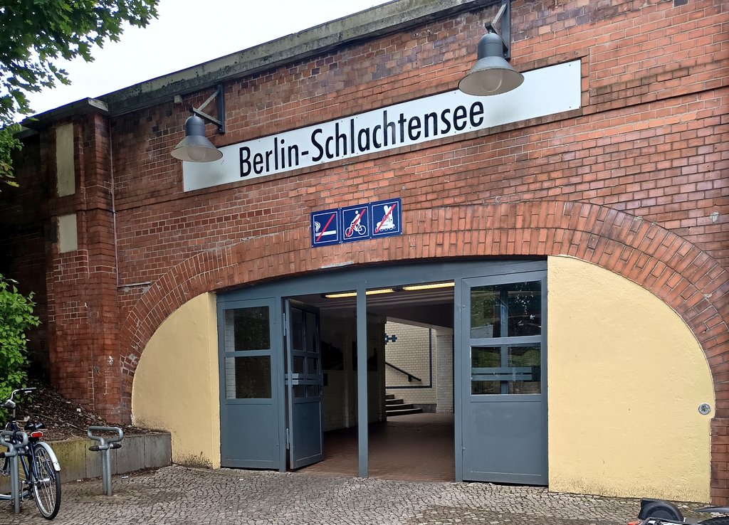 photogirl_marie's tweet photo. Einer der schönsten Plätze in #Berlin , befindet sich am Stadtrand in der Nähe zum #Wannsee mit der #S1 kann Mann direkt am #Schlachtensee aussteigen wer dann schon Durst hat im #Biergarten #Seestern bekommt man verschiedene Biersorten Kaffee und Softdrinks sowie Imbissessen https://t.co/DbV2ztKp6X