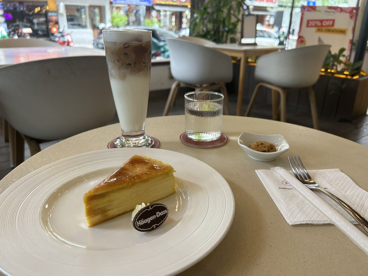 美容院行く前に休憩😋ハーゲンダッツ🍨