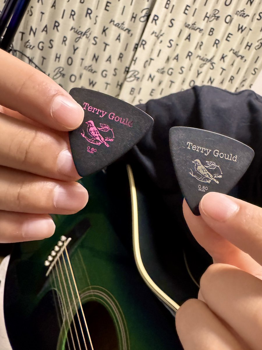 eveningtune620's tweet photo. アコギ用の新しいピックを買いました🎸
デザインがかっこよくて気に入ってます✨
今も毎日練習してます🙌🏼
おすすめの1枚あれば教えてください😊

#アコースティックギター #ギターピック https://t.co/uVlt9PaCOZ
