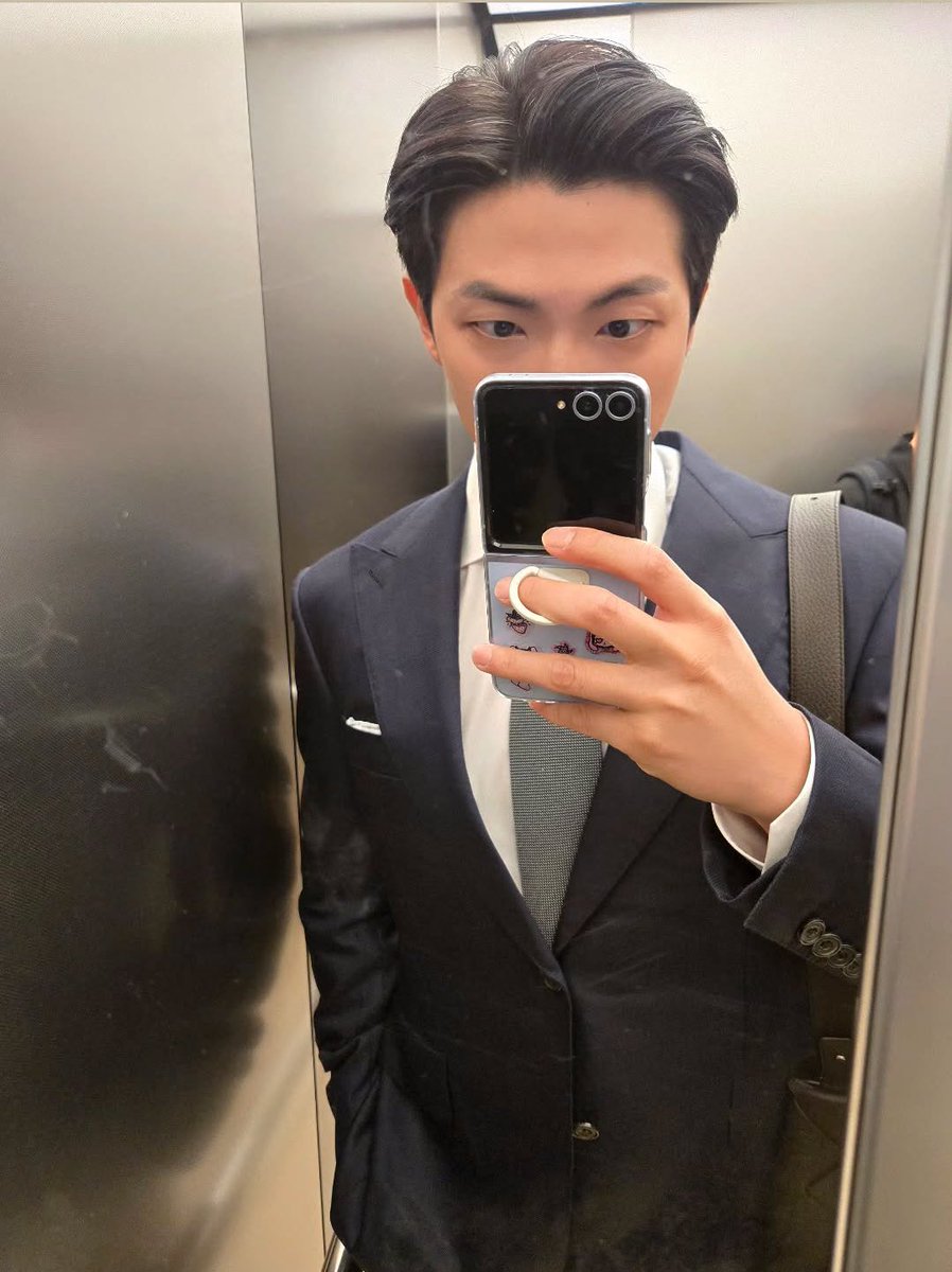 직장동료 결혼식 다녀온다고 주말에 쉬지도못하고 자기도 못만나고 비도 오는데 대충 갔다온다면서 인증샷 보냇는데 ㅈㄴ잘꾸며서 뭐가니진짜마음이노싶게만드는 남친짤같다 코야웃음짓고잇음 타부서 여직원들이 뷔페에서 힐끔힐끔 쳐다보며 저사람이 김남준대리야? 존잘이다 웬열 이러고잇고