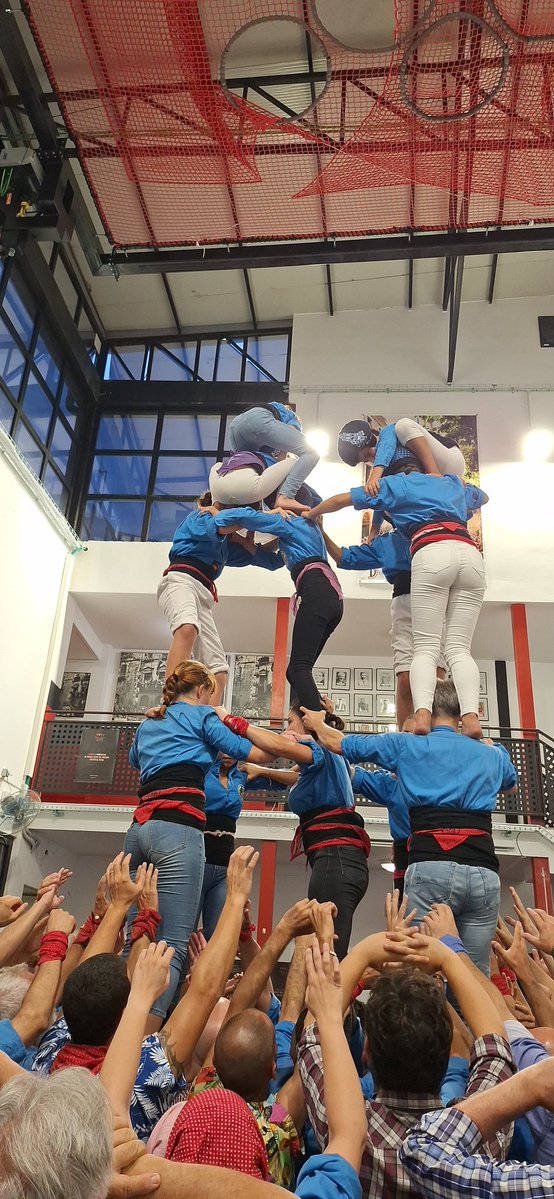 CastDelFoix's tweet image. 🩵Un luxe i un privilegi poder compartir assaig al local dels @nensdelvendrell.
🫂 Moltes gràcies per l'hospitalitat, el mestratge i el suport a les pinyes.
💪Molta sort dissabte al Catllar i que tremoli Santa Anna perquè fareu història!!
#CastellersDelFoix #NensDelVendrell