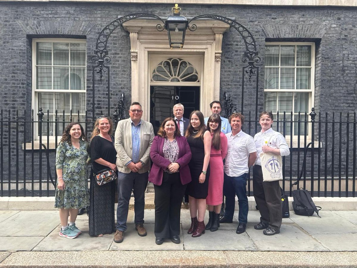 EquityUK's tweet image. 📣Equity in Parliament
Equity's Variety Organiser, Nick Keegan, was in Parliament this week to meet with Kirsty McNeill MP and Alex Norris MP as part of a delegation that included representatives from social clubs across the UK.
We're calling for better support, legislation…