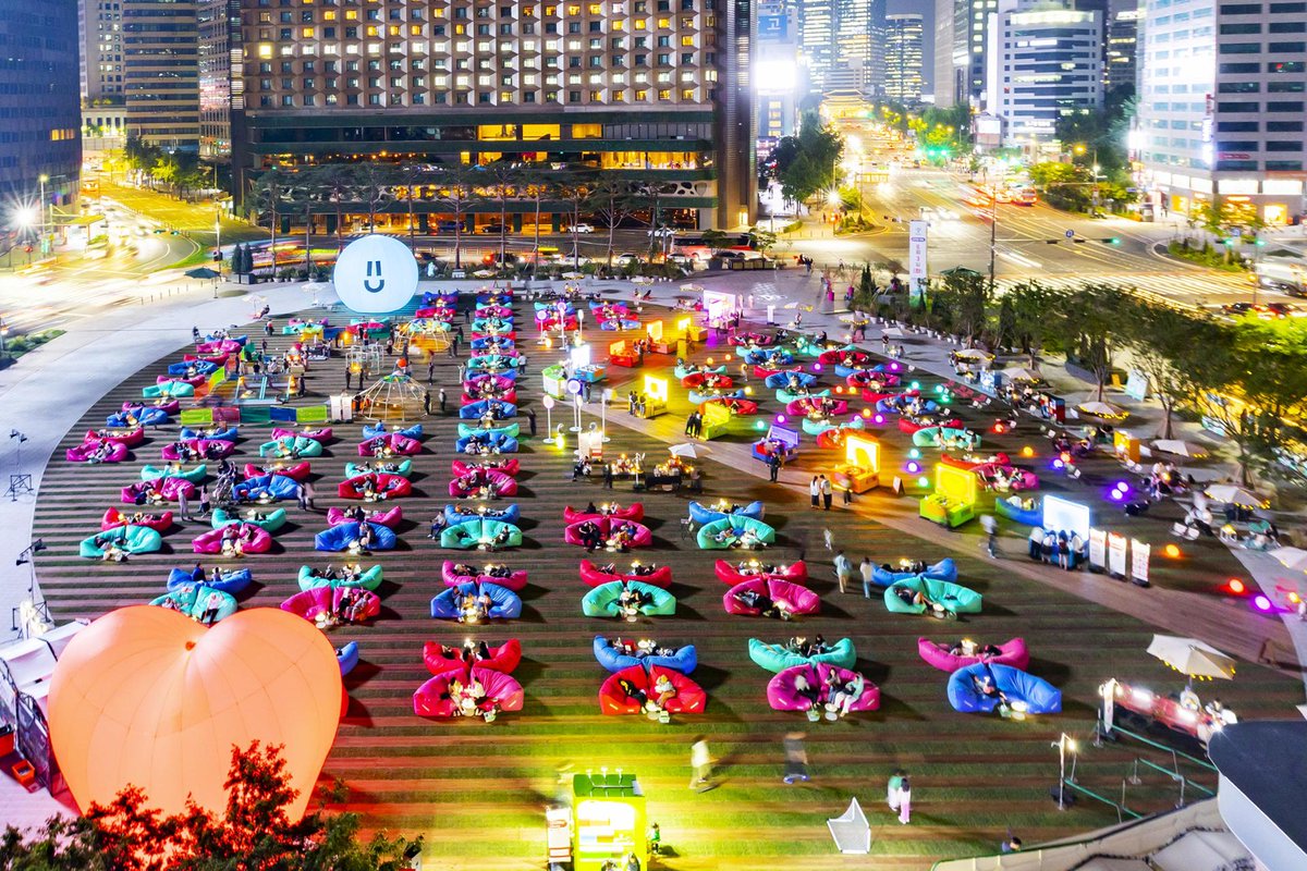 lizmcgettigan's tweet image. Seoul’s outdoor libraries draw 1 million visitors in 3 months. Visitors read books at the Seoul Outdoor Library in Seoul Plaza
koreatimes.co.kr/southkorea/soc…