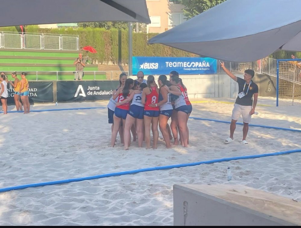 ¡Enhorabuena <a href="/DeportesUGR/">C.A.D. UGR</a> por proclamarse CAMPEONAS de Europa Universitaria de Balonmano Playa BUSA! 🏆
Un orgullo para Andalucía. 

Felicitar también a la <a href="/InfoUMA/">Universidad de Málaga</a> por su meritorio bronce en la categoría masculina. ¡Gran papel de nuestros equipos! 💪 #BalonmanoPlaya #BUSA