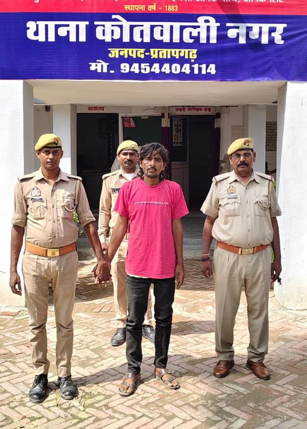 bstvlive's tweet photo. 🚨प्रतापगढ़ : दो बम के साथ युवक गिरफ्तार🚨
👮♂️ नगर कोतवाल के नेतृत्व में टीम ने पकड़ा
🆔 मौहार गांव का रहने वाला इजहार अली
💥 विस्फोटक पदार्थ अधिनियम के तहत केस
📍 जोगापुर के पास रेलवे लाइन से गिरफ्तारी
#Pratapgarh #BombSeizure #Arrest #ExplosiveAct https://t.co/dQuWLfzU0C