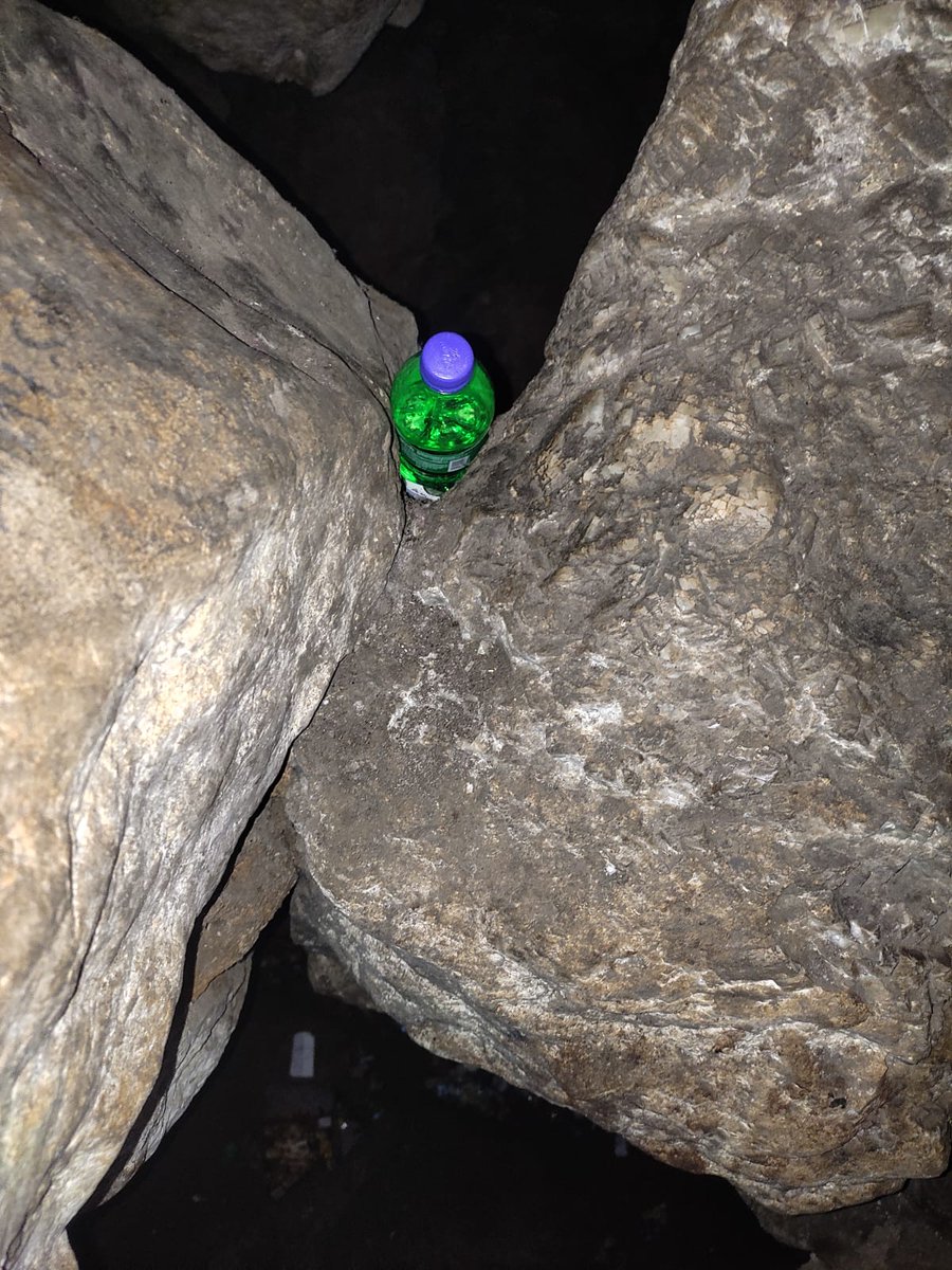 CivicSense143's tweet image. Even nature’s narrowest corners aren’t spared.
A plastic bottle jammed deep between rocks — a reminder that litter finds its way where it doesn’t belong.
Let’s respect nature.
Don’t trash what you came to admire. 🌿🚯