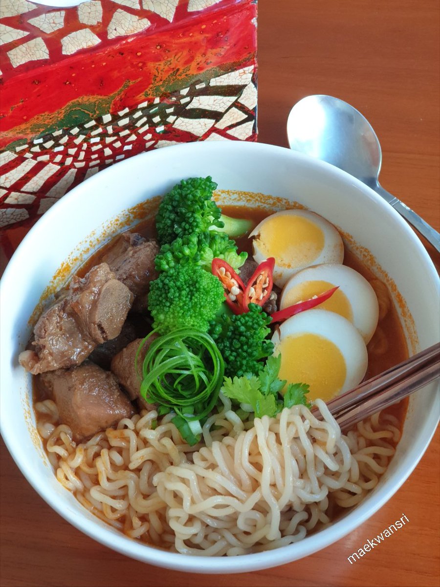 KwansriR's tweet image. กินมาม่าสารอาหารต้องครบค่ะ😊