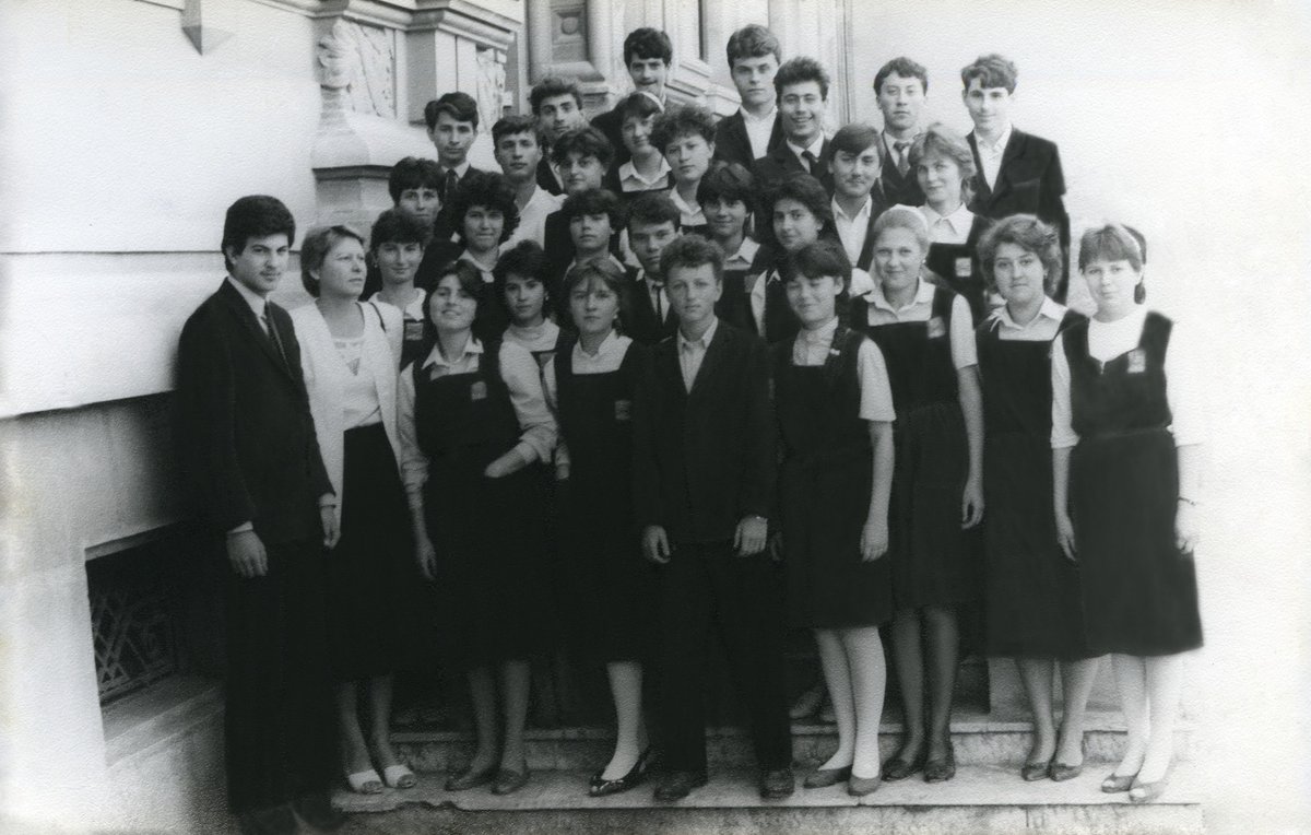 monalisabasarab's tweet photo. High School of Mathematics and Physics "Spiru C. Haret", Tulcea. 🏢 ... with my colleagues &amp; class master, Mrs. Samovschi Uliana.  🧑‍🤝‍🧑👬👭👫

@monalisabasarab  #highschool #mathematicsandphysics #spirucharet #colleagues #classmaster #tulceacounty #tulceacity #tulcea #romania  🇷🇴 https://t.co/EIsalP7pnp