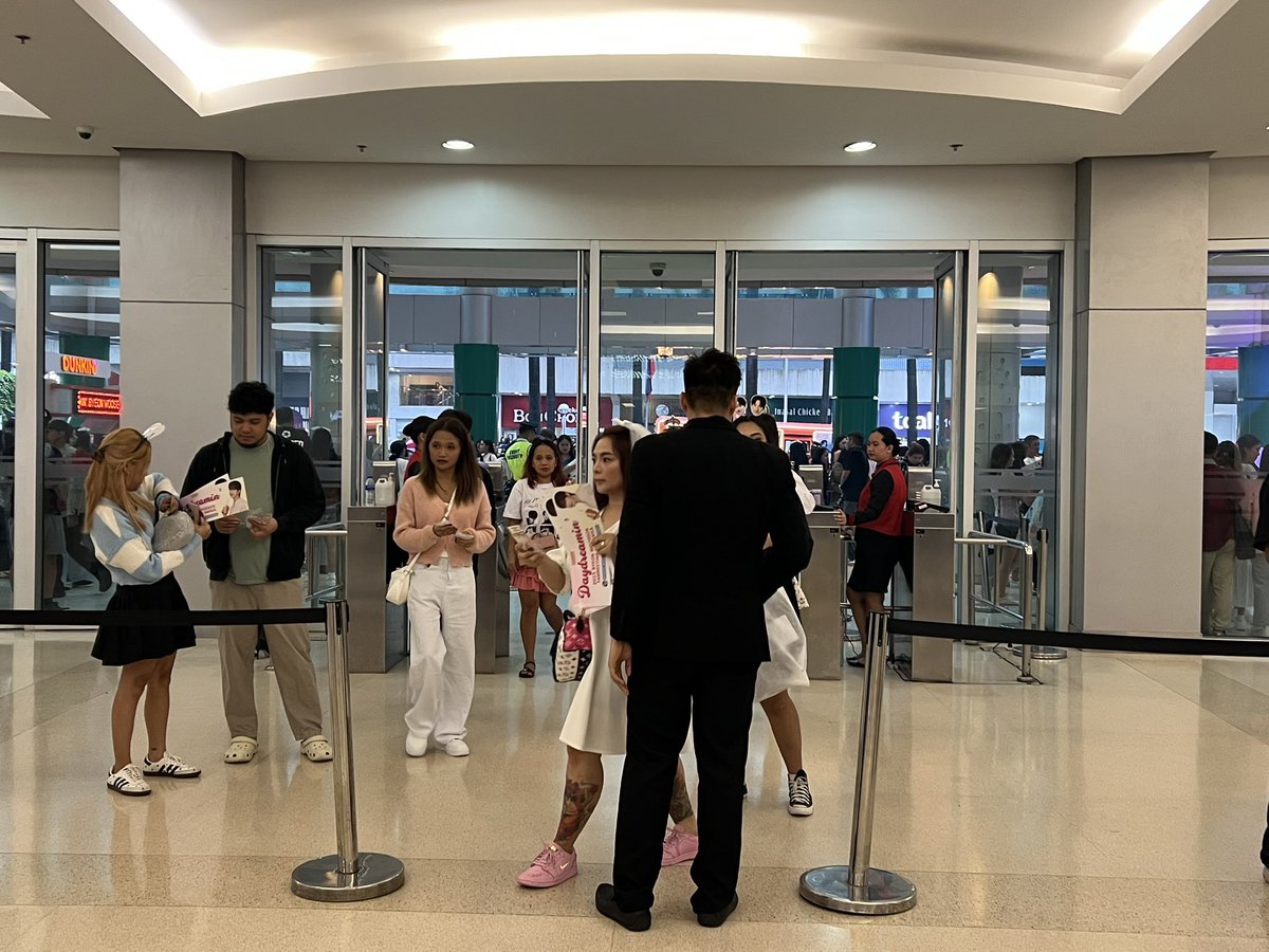 dunkinph's tweet image. Gates are officially OPEN! ✨ Let the daydream begin at Dunkin’ 𝐃𝐀𝐘𝐃𝐑𝐄𝐀𝐌𝐈𝐍’ Fan Meet! 🩷 #𝐃unkinPH_𝐃aydreamin #ByeonWooseok_DunkinPH